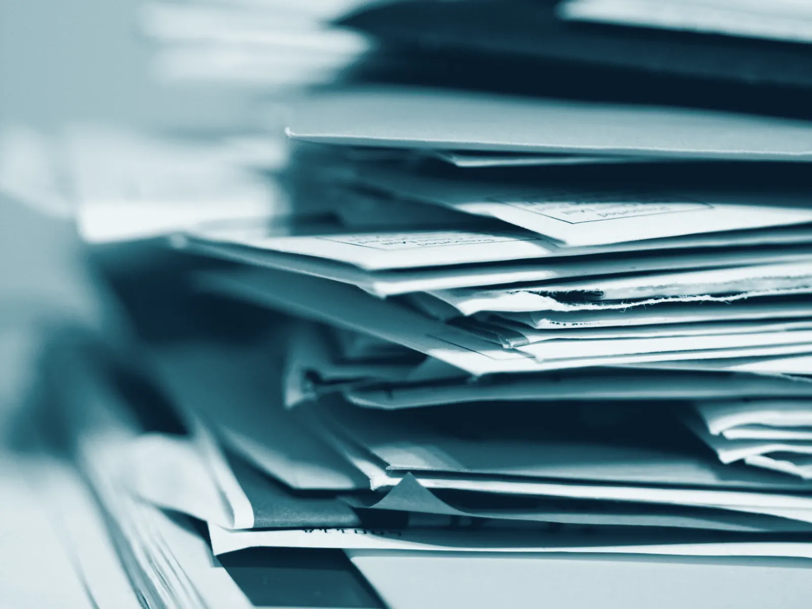 Pilha de envelopes e papéis de contas médicas